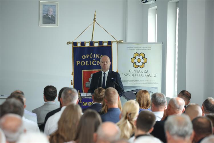 Slika /Ministar Šipić - fotografije/Poličnik 1.jpg